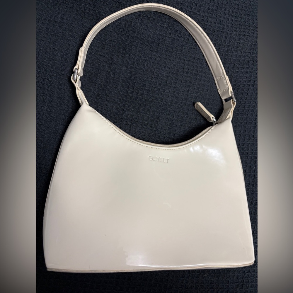 GLYNIT Molly Shoulder Bag in Patent Neutral Cream Beige